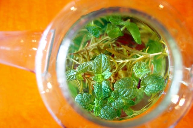 ウェルカムドリンクのハーブティー & レモンコーディアル